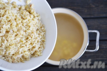 И сразу же всыпаем макароны или промытую крупу (я всыпала промытый булгур), варим суп из гуся до готовности картошки.
