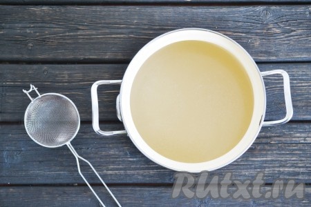 Когда сварится мясо, его нужно достать, а бульон процедить (лавровые листья, вареные лук и морковь нам больше не понадобятся). Процеженный бульон (без мяса) возвращаем на огонь.
