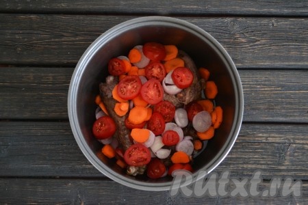 Выкладываем овощи сверху на кусочки гуся, вливаем воду и ставим чашу в мультиварку.&nbsp;
