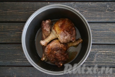 С гуся срезаем жирок и вытапливаем его в разогретой чаше мультиварке. Пока вытапливается жир (если гусиного жира нет, его можно заменить подсолнечным маслом), натираем мясо солью и молотым перцем. Выкладываем кусочки мяса в чашу и обжариваем гуся с двух сторон до румяного цвета.
