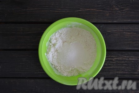 К просеянной муке добавляем сахар, перемешиваем.
