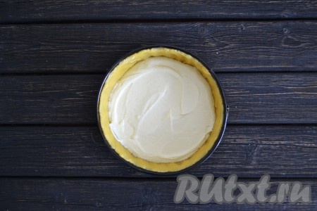 Выкладываем на тесто половину творожной начинки.
