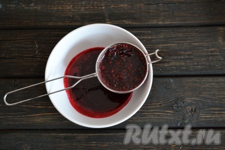 Затем протираем ягоды через сито. Жмых выбрасываем, а сок возвращаем на небольшой огонь и продолжаем уваривать 20-30 минут.
