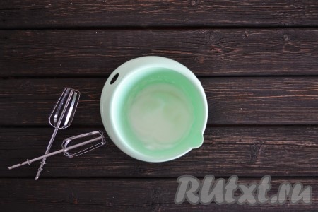 В густую устойчивую пену взбиваем охлажденные яичные белки.
