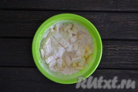 Холодное сливочное масло рубим мелкими кусочками и смешиваем со смесью муки и сахара. Когда все кусочки масла обвалялись в смеси муки и сахара, продолжаем резать масло ножом. Делать это нужно быстро.

