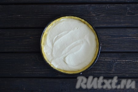 Сверху выкладываем вторую часть творожной начинки. И отправляем пирог с творогом и нектаринами в духовку, разогретую до 180-200 градусов, на 40-45 минут.
