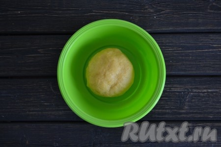 Замешиваем мягкое, покладистое тесто. Накрываем пищевой пленкой и отправляем в холодильник, минимум на 20 минут. А в это время приготовим начинку.
