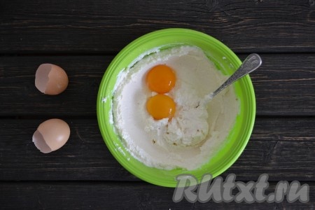 Желтки отделяем от белков. Желтки добавляем в творог.
