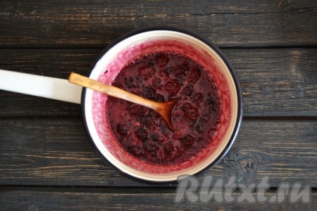 Сахар должен полностью растаять. Увариваем ягоды, помешивая, 10-15 минут.
