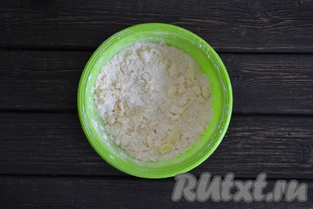 Должна получиться мелкая крошка.
