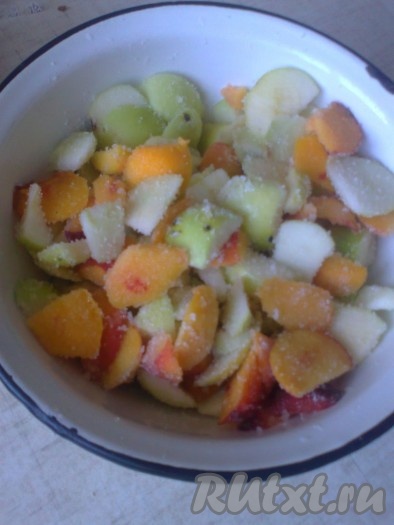 Фрукты для начинки нужно вымыть, нарезать мелкими кусочками и смешать с 3 столовыми ложками сахара или по вкусу.