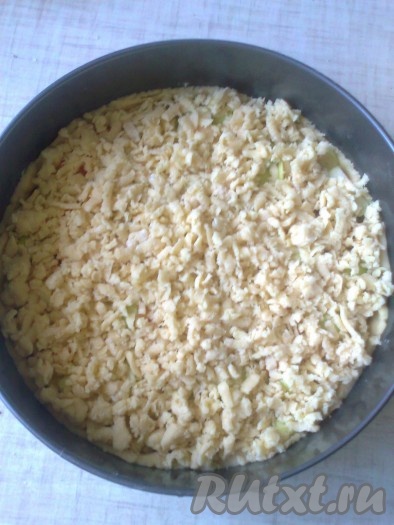 Тесто, отложенное в морозильную камеру, нужно достать и натереть на тёрке поверх пирога.