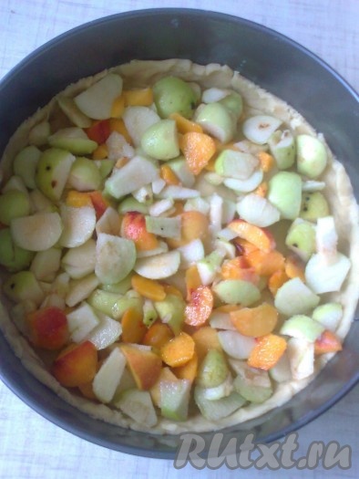 Затем надо распределить начинку по форме.