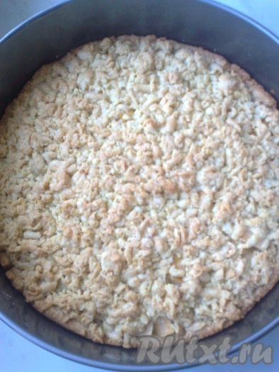 Выпекать тертый пирог с фруктами надо в предварительно разогретой духовке при температуре 180-200 градусов в течение 30-35 минут.