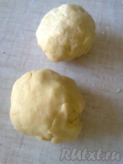 Муку просеять в миску, добавить соду, погашенную уксусом, перемешать. Если масло из морозилки, надо натереть его на крупной терке прямо в миску с мукой, если из холодильника - добавить его к муке и порубить ножом, перемешивая с мукой до состояния крошки. Яйца взбить венчиком с сахаром до побеления. Добавить взбитые яйца к муке, тщательно перемешать. Собрать тесто в ком. Сформировать два шара. Одну часть теста (один шар) завернуть в пакет и убрать в морозильную камеру на 20-30 минут. Вторую часть поставить в холодильник на это же время.