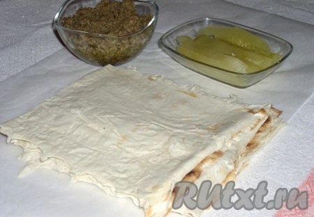 Теперь вливаем воду (или вино), чтобы фарш закрыть на три четверти (не полностью), добавляем пряности и соль. По вкусу добавляем щепотку куркумы, щепотку сахара.&nbsp; Начинку перемешиваем, накрываем крышкой и тушим на слабом огне еще минут 40.&nbsp; За это время влага должна&nbsp;выпариться. Если начинка немного влажновата, то снимите крышку и выдержите на среднем огне 2 минуты.
