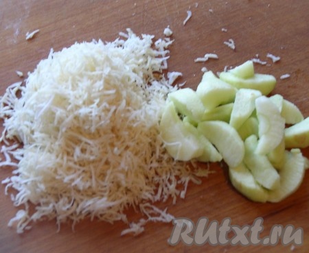 Подготовьте продукты для трубочек с начинкой. Вот некоторые тонкости вкусных "лавашони". Секрет начинки в выборе мяса для фарша - лучше использовать говяжий. В качестве наполнителей: яблоко и сельдерей. Сельдерей делает фарш более диетическим, а&nbsp; яблоко дает кислинку. Всю обжарку делаем на хорошо разогретой сковороде на слабом огне.
