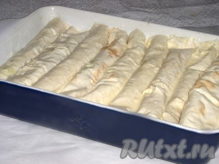 Для соуса сметану разводим молоком и добавляем вбитое яйцо, солим и взбалтываем.