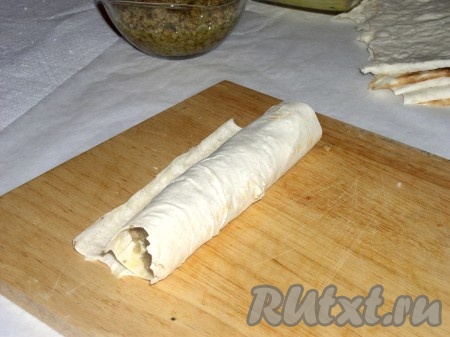 Заворачиваем начинку в лаваш трубочкой (не рулетом). Я же хочу получить "ленивые каннелони".&nbsp;Концы лаваша внутрь не подворачиваем. И так все 12 штук. Заворачивать трубочки надо быстро, чтобы не порвать тонкие листы лаваша.
