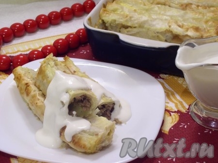 Достаем из духовки и даем трубочкам чуть остыть. Выкладываем на тарелочки наши вкусные трубочки из лаваша с мясной начинкой, поливаем сметаной и угощаем своих друзей и близких. 
