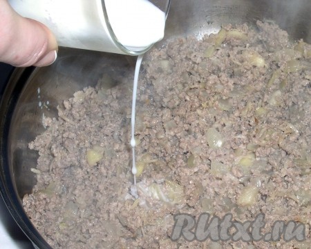 Разбираем фарш на кусочки и выкладываем к овощам, разминаем тщательно, чтобы наш фарш не схватился большой котлетой. Растираем весь фарш вместе с овощами и обжариваем до румяной крошки. Вливаем молоко и,&nbsp;помешивая, тушим до полного впитывания молока.
