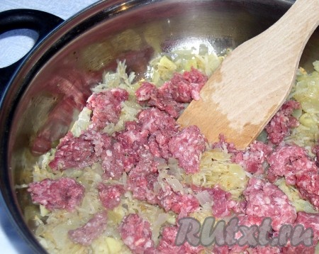 Лук нарезаем кубиком и обжариваем на растительном масле, иногда помешивая, до прозрачности. Добавляем мелко натертый сельдерей, очищенные от кожуры и нарезанные кубиками яблоки. Накрываем крышкой и тушим 3-4 минуты.
