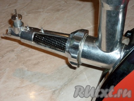 Для приготовления томатного сока я использовала специальную насадку, которая надевается на мясорубку. Особенность этой насадки в том, что в ней есть отдельный выход для жмыха, поэтому томатный сок получается чистым - без кожуры и семечек.
