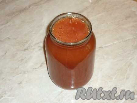 Разлить томатный сок по простерилизованным банкам&nbsp;
