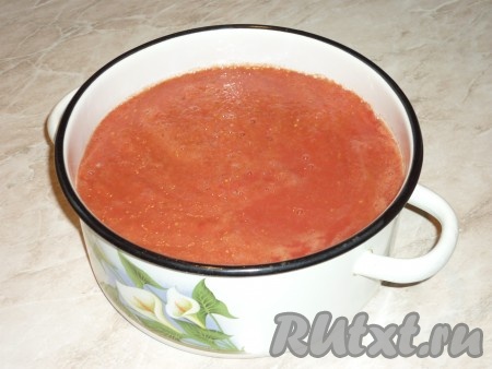 Чистый сок (без семечек и кожуры) вылить в кастрюлю и отправить на огонь. Довести до кипения, уменьшить огонь, добавить соль и сахар, проварить на небольшом огне 10 минут. Соль и сахар добавить на свой вкус, я использую спелые домашние помидоры, они сами по себе сладкие, поэтому сахар я не добавляю, только соль. При варке сока будет появляться пена, снимать её не обязательно,&nbsp;по мере варки сока она пропадет.