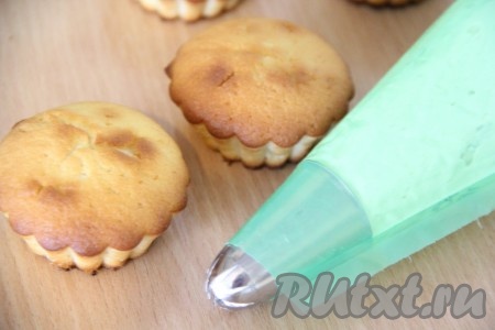  Выложить крем в кондитерский мешок с фигурной насадкой.