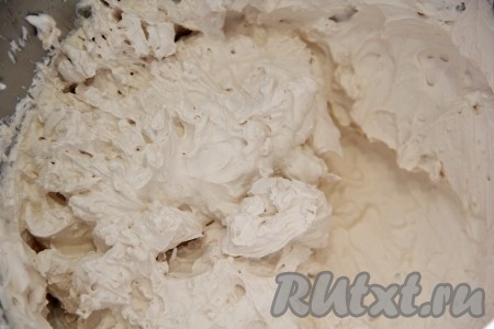 Перемешать крем до однородного состояния. Крем получится очень нежным, не приторным, кремового цвета.