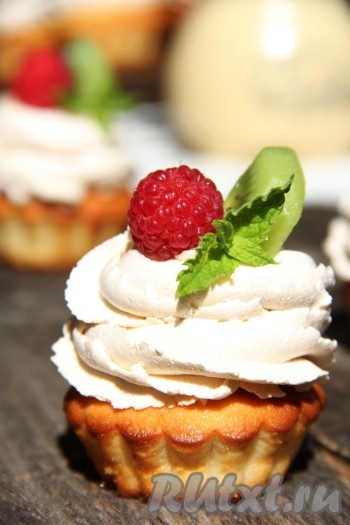 Вкусные и красивые лимонные капкейки с кремом украсят любое чаепитие и конечно праздничный стол.