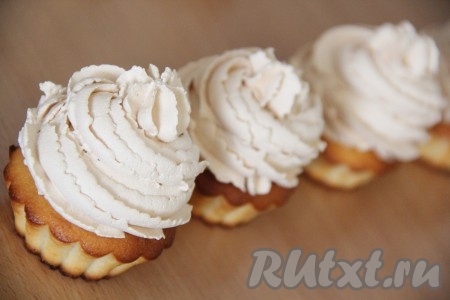 Отсадить крем на остывшие лимонные капкейки. 