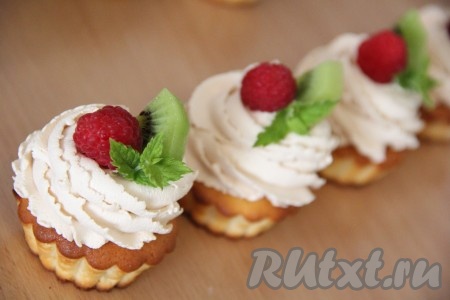 Украсить свежими ягодами.