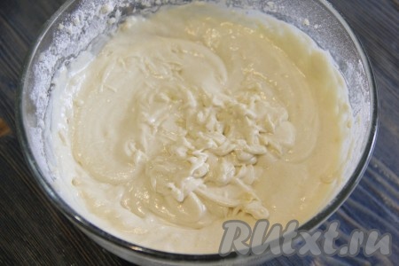Всё перемешать миксером до однородности. Не следует долго взбивать, нам нужно всего лишь перемешать тесто. Тесто получится не густым и очень воздушным.
