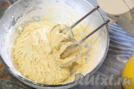 На низкой скорости миксера перемешать тесто.