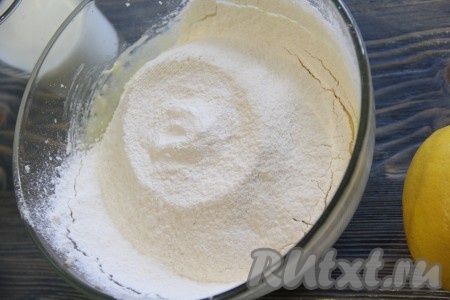  Хорошо взбить массу до однородного состояния. Затем всыпать просеянную муку, разрыхлитель и ваниль.