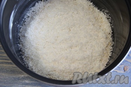 Поверх теста выложить кокосовую стружку и аккуратно разровнять.