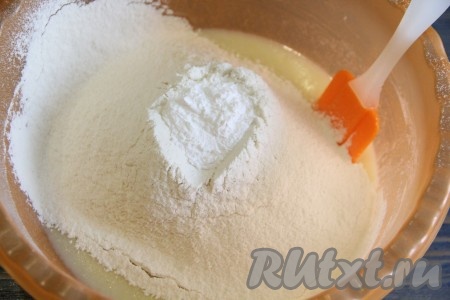 Затем всыпать просеянную муку и разрыхлитель.