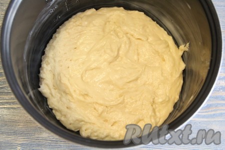 Чашу мультиварки смазать сливочным маслом. Выложить тесто в чашу и разровнять.