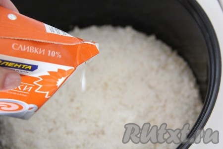 Установить чашу в мультиварку, закрыть крышку и выставить режим "Выпечка". Выпекать кокосовый пирог 50-60 минут, до сухой зубочисткой. Горячий пирог полить сливками и оставить в чаше на 2-4 часа (до полного остывания).