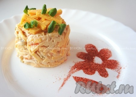 Салат с омлетом и курицей