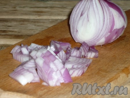 Сковороду разогреть с растительным маслом. Лук очистить и нарезать кубиками. Обжарить лук на масле до прозрачности, периодически помешивая, в течение 2-3 минут.&nbsp;
