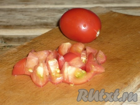 Помидоры очистить от кожицы, нарезать кубиками и отправить к луку, кабачкам и баклажанам.&nbsp;
