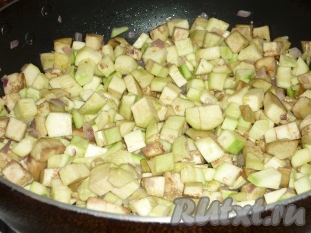 Готовить, периодически помешивая, 5 минут на среднем огне. 