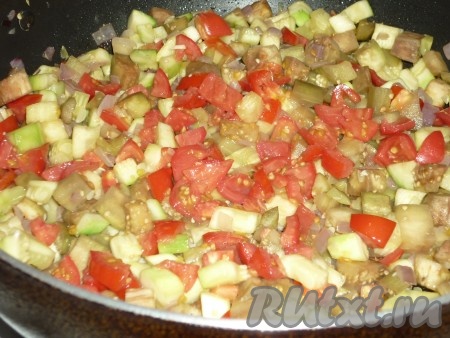Овощи должны пустить сок, когда жидкость закипит, добавить соль, чёрный молотый перец, уменьшить огонь, накрыть крышкой и тушить кабачки с баклажанами и помидорами 20-30 минут, периодически помешивая. За пять минут до готовности добавить мелко нарезанную зелень и выдавленный через пресс чеснок. 