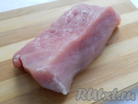 Кусок свинины вымыть и обсушить бумажными полотенцами.
