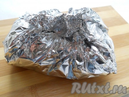 Мясо тщательно завернуть в фольгу, подняв и закрутив ее края сверху. Оставить свинину в прохладном месте на 3 часа.