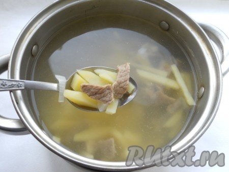 Добавить картофель к вареному мясу в кастрюлю, варить все вместе 25 минут.