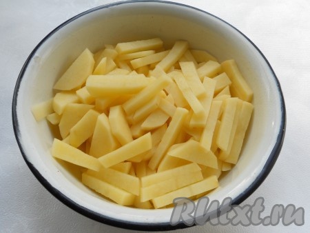 Картофель очистить и нарезать брусочками.
